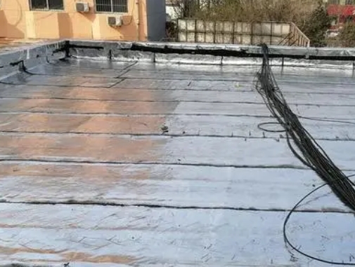 双江卫生间漏水维修公司分享下双江屋面楼顶防水刚性防水层施工要点。